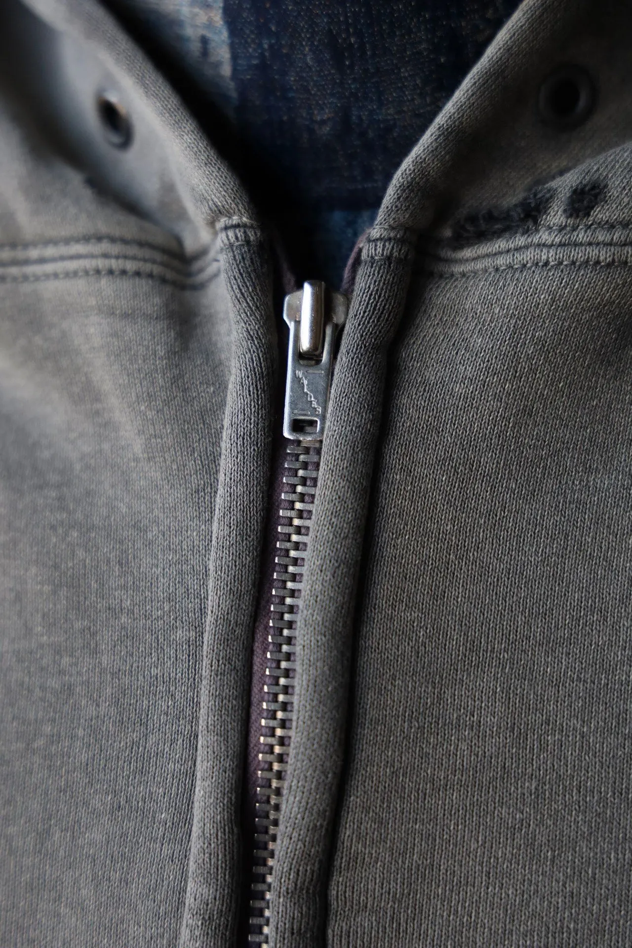 SAINT Mxxxxxx DBL FACE ZIP UP HOODIE/CHARCOAL Double-layer destroyed waffle zipper jacket, washed black S-XL, a style that has been used in the summer. After continuous fine polishing, it has finally been shipped. The finished product is simply a work of art. Super heavy washing to make the weather look old. Multiple water fades. Excessive manual wormhole damage processing. Deconstruction and reorganization embroidery technology. Custom-made zipper with LOGO. The color details of the zipper webbing are also correct. Original grade fruit main label and wash water label. Top purchasing grade. A layer of waffle fabric is added to the inner lining to make the overall texture stronger and increase the comfort and warmth of the wearer.